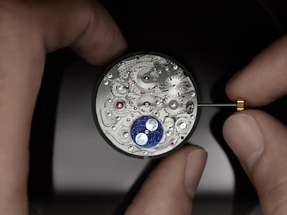Un simple gesto como este basta para controlar la sofisticada maquinaria de Audemars Piguet.