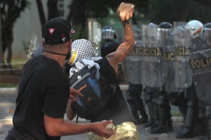 Manifestantes atiram pedras contra policiais militares. 