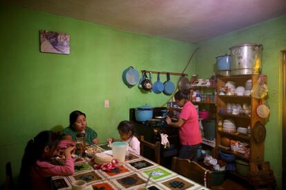 Soraya (derecha), de 25 años y musulmana, prepara el desayuno en su vivienda de San Cristóbal de las Casas (México).
