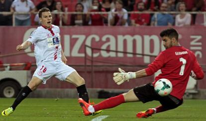 Gameiro hace el segundo de su cuenta ante Germán.