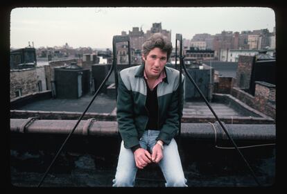 Richard Gere en una azotea en 1983. Entonces, tras el éxito de 'Oficial y caballero', estaba en lo más alto. Más que en esta foto, incluso.