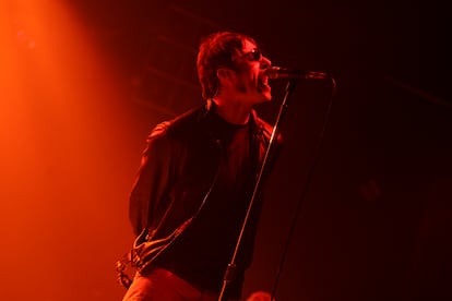 Liam Gallagher, cantante de Oasis, durante la actuación del grupo en la Sala Divino Aqualung de Madrid, en 2005.