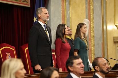 Los reyes y la princesa de Asturias, escuchan el himno nacional durante la apertura de la sesión conjunta de las Cortes Generales.