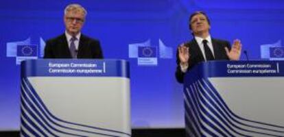 El presidente de la Comisión Europea (CE), José Manuel Durao Barroso (d), y el comisario europeo de Asuntos Económicos, Olli Rehn, durante una rueda de prensa celebrada en la sede de la CE en Bruselas, Bélgica. EFE/Archivo