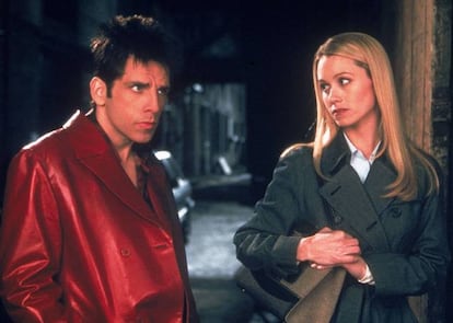 <p>Solo un actor que interpreta a un modelo descerebrado puede olvidar su frase y que eso refuerce la personalidad de su personaje. Durante una secuencia de 'Zoolander' (2002), el modelo Derek Zoolander (interpretado por Ben Stiller) escucha cómo un compañero desarrolla una teoría que asegura que los modelos masculinos son usados como asesinos. Zoolander le pregunta por qué cree eso. Una vez que su compañero se lo explica vuelve a preguntar: "¿Por qué?". Pregunta reiterativa que el público asimiló como parte del déficit intelectual que caracterizaba al personaje. Sin embargo, la realidad es que a Stiller se le olvidó la frase con la que debía responder y tiró por el camino de en medio, que pareció convencer al resto del equipo. <p>Pincha <a href="https://www.youtube.com/watch?v=WHrn_pHW2so" target="_blank">aquí</a> para ver el vídeo. </p>