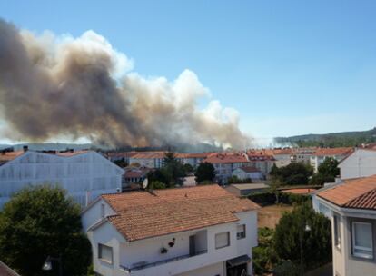 Columna de humo en las proximidades de la localidad de Bertamiráns, perteneciente al concello de Ames