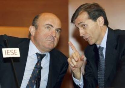 El ministro de Economía, Luis de Guindos (i) y el director del IESE Jordi Canals (d), en Barcelona. EFE/Archivo