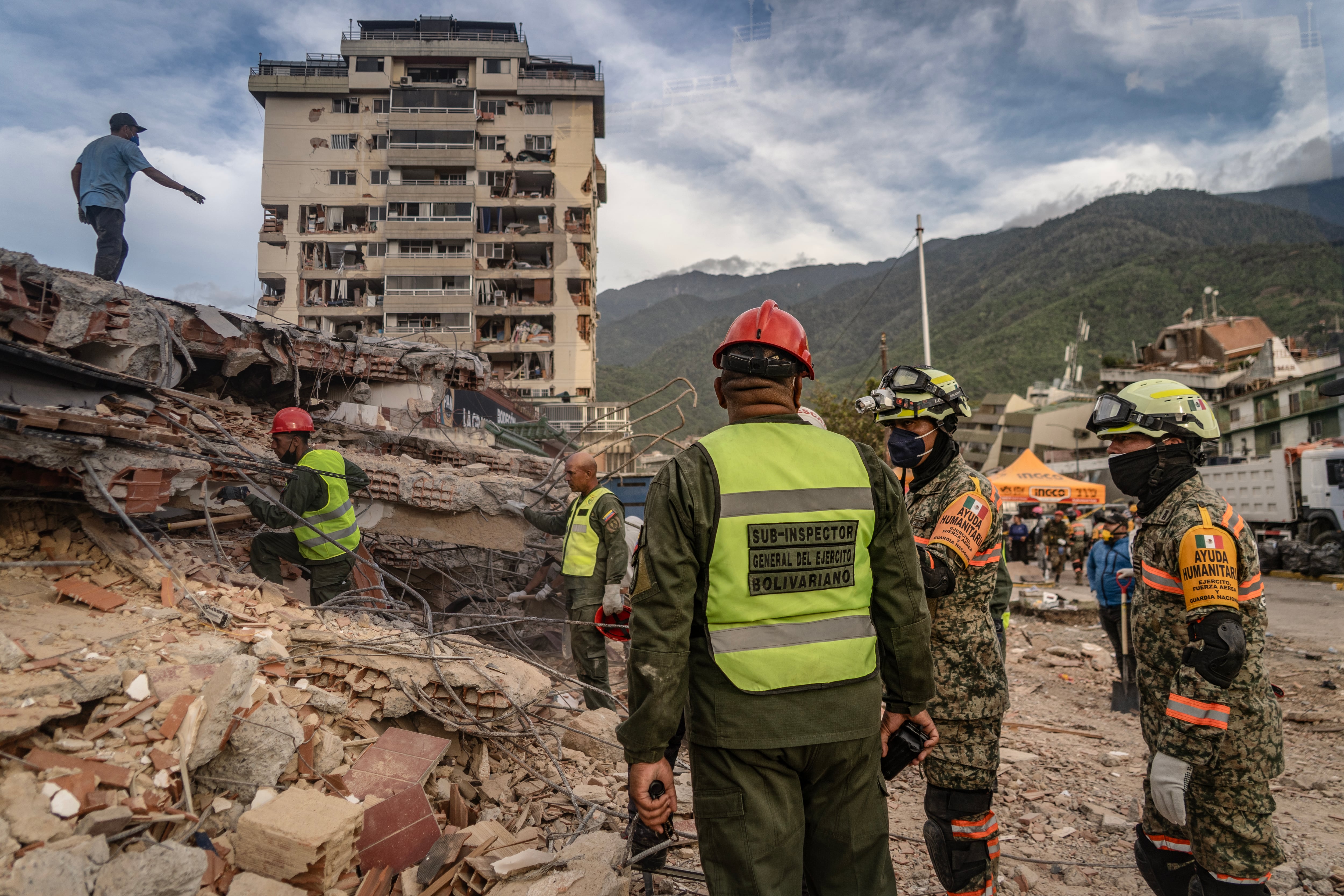 Elementos del Ejército Mexicano participan en labores de rescate y recuperación en el Estado la Guaira, el 28 de junio de 2026.