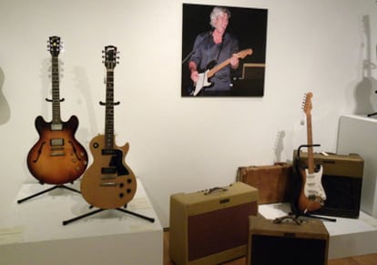 Imagen de tres de las cien guitarras de la colección del actor estadounidense Richard Gere ha subastado en la sede de Christie's en Nueva York, y con las que ha conseguido recaudar casi 700.000 dólares.