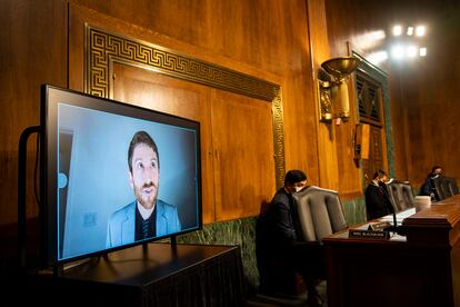 Tristan Harris, uno de los fundadores del Centro para la Tecnología Humana, en una comparecencia telemática en el Subcomité de Privacidad, Tecnología y Derecho del Senado de Estados Unidos, en Washington, en abril de 2021.