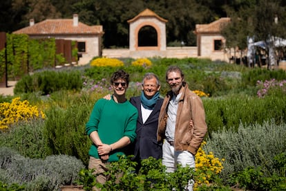 El contratenor Jakub Jósef Orlinski (i) posa con Oriol Aguilà, director del Festival Castell de Peralada, (d) y el director de orquesta Stefan Plewniak.