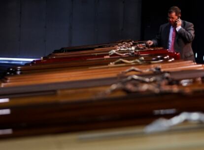 Exposición de ataudes en la feria funeraria Funermostra, que se celebra estos días en Valencia.