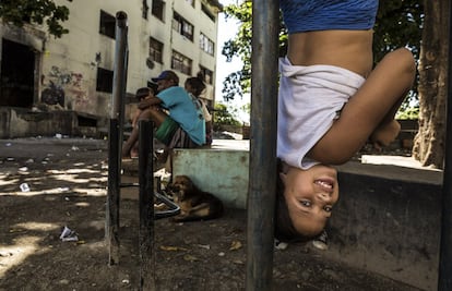 <p>La solidaridad y el sentimiento de pertenencia contribuyen a la felicidad. El 66% de los habitantes de la favela no la abandonarían, y el 62% están orgullosos de vivir en ella.</p>
<p>Una de las habitantes de la favela juega fuera del edifico abandonado del IBGE. Favela de Mangueira, Río de Janeiro, Brasil.</p>