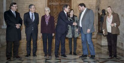 De izquierda a derecha, Josep Maria Vila d'Abadal, el portavoz Francesc Homs, Muriel Casals, Artur Mas, Carme Forcadell, Oriol Junqueras y la vicepresidenta Joana Ortega.