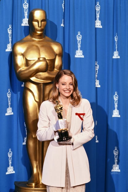 1992 – Jodie Foster. En la ceremonia de los Oscar de 1992, Jodie Foster ganó el premio a Mejor Actriz por 'El Silencio de los Corderos' con un esmoquin Armani. Sobrio, elegantísimo y con ese juego entre lo masculino y lo femenino que caracterizó a Armani en aquellos años.