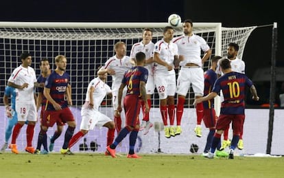 Messi supera la barrera del Sevilla en la falta directa que supuso el 1-1.