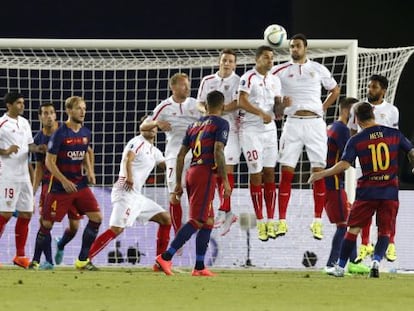 Messi supera la barrera del Sevilla en la falta directa que supuso el 1-1.