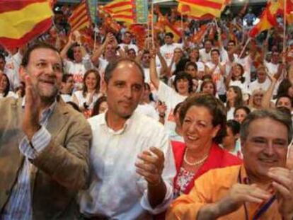 Mariano Rajoy, Francisco Camps, Rita Barber&aacute; y Alfonso Rus, en la plaza de toros de X&agrave;tiva, en 2007.
