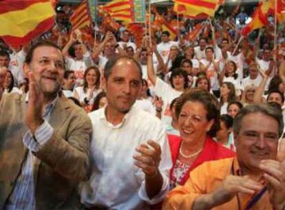 Mariano Rajoy, Francisco Camps, Rita Barber&aacute; y Alfonso Rus, en la plaza de toros de X&agrave;tiva, en 2007.