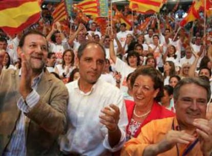 Mariano Rajoy, Francisco Camps, Rita Barberá y Alfonso Rus, en la plaza de toros de Xàtiva, en 2007.