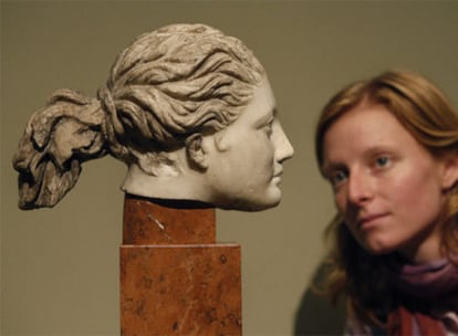 <b>Una visitante contempla </b><i>La musa pensativa</i>, obra del periodo helenístico en el que los artistas llenan sus figuras de sensualidad.