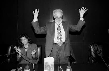 Sampedro acompañado de la escritora Almudena Grandes durante la presentación del libro 'La escritura necesaria'.