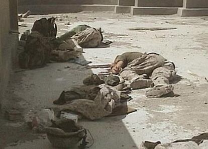 Los cuerpos de los <i>marines</i> muertos ayer en Ramadi yacen en una calle de la ciudad, en una imagen tomada de un vídeo.