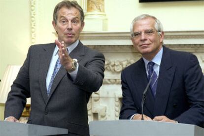 Tony Blair, junto a Josep Borrell, hoy en el 10 de Downing Street.