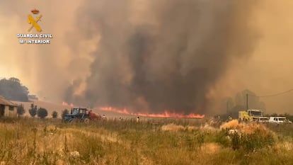 Incendio originado en Sabinares del Arlanza (Burgos) que ha arrasado 3.000 hectáreas, en una imagen facilitada por la Guardia Civil.