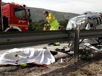 Uno de los muertos en el accidente de Calpe aparece tapado en la cuneta.