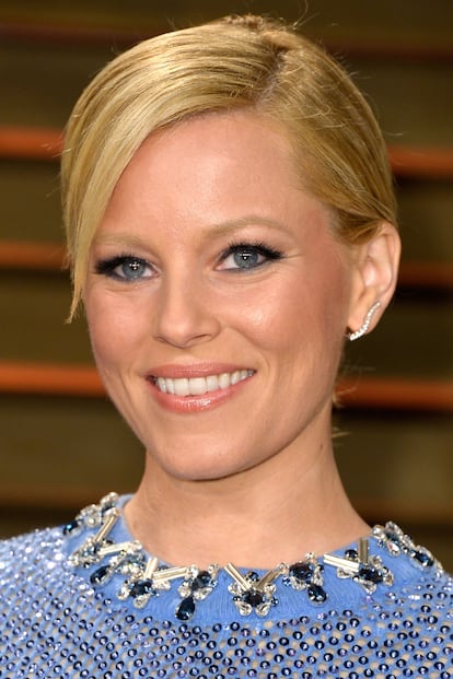 Elizabeth Banks, muy guapa con un diseño ondulado de brillantes.