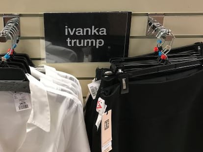 Blusas y pantalones de la colección de Ivanka Trump, en una tienda de Toronto (Canadá).