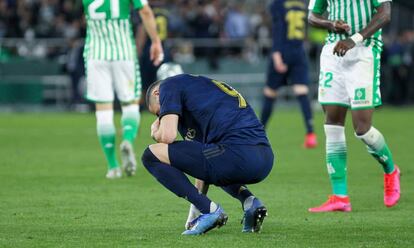 Benzema se lamenta durante el partido ante el Real Betis, este domingo.