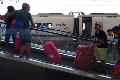 Viajeros a su llegada a la estación de Atocha.