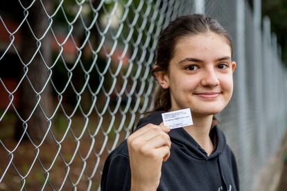 En São Paulo, Filomena Chiquetto, de 16 años, muestra el comprobante del primer voto de su vida.