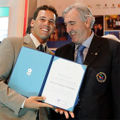 Juan Megino entrega a Sergio García el título de embajador de los Juegos del Mediterráneo 2005.