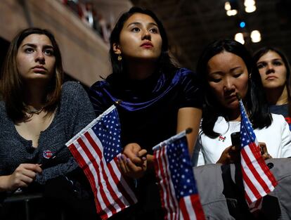 Un grupo de mujeres escucha con tristeza los resultados electorales en Nueva York.