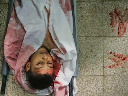 Un niño de 14 años, muerto en los disturbios ayer en Gaza, en la morgue de un campo de refugiados.