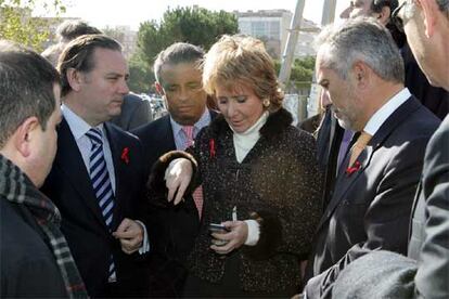 Esperanza Aguirre, junto al alcalde de Móstoles, Esteban Parro (dcha), que también viajaba en el helicóptero, explica al consejero de Justicia, Alfredo Prada (izda), el accidente.