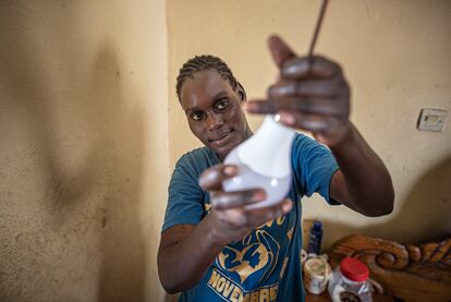 Gnom Thioro fue la primera alumna mujer en graduarse en electricidad en el Centro de Formación Frédéric Ozanam en Warang, a 90 kilómetros de Dakar. Pulsa en la imagen para ver la fotogalería completa.