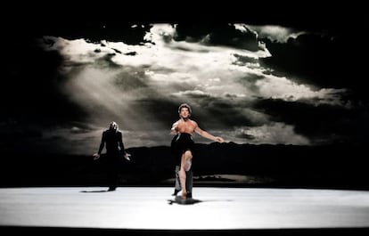 Momento de la obra de danza 'Schmetterling' de los coreógrafos Paul Lightfool y Sol León para Nederlands.