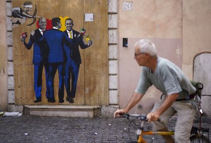 Un hombre pasa frente a un grafiti del artista callejero italiano TvBoy que muestra (de izquierda a derecha) al ex primer ministro de Italia, Matteo Renzi; al líder del Partido Demócrata, Nicola Zingaretti; el primer ministro italiano, Giuseppe Conte, y el Movimiento 5 Estrellas, Luigi Di Maio, en Roma (Italia), el 6 de septiembre.