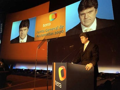 Juan Villalonga, presidente de Terra en 2000, se dirige a los accionnistas de la compañía.