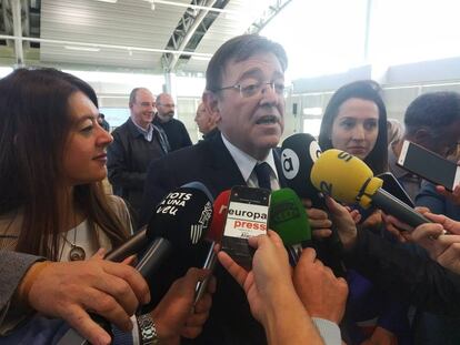 Ximo Puig atiende a los medios junto a la consejera de Innovación, Carolina Pascual.