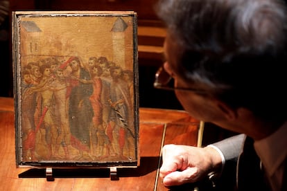 El experto Eric Turquin inspecciona el cuadro 'Cristo burlado', del artista Cimabue.