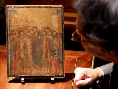 El experto Eric Turquin inspecciona el cuadro 'Cristo burlado', del artista Cimabue.