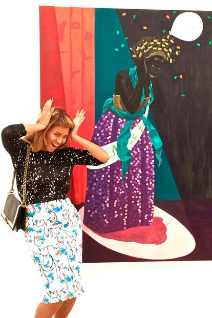 Beyoncé, ante uno de los cuadros de Kerry-James Marshall, al que ha dedicado entradas en su blog.