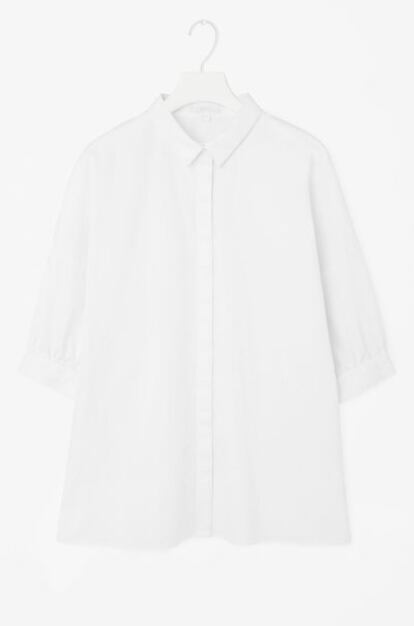 Las rebajas son un buen momento para comprar una camisa blanca que sirva de fondo de armario. Esta es de COS (antes costaba 59 euros y ahora 29).