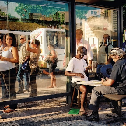 Una parada de autobús en Lapa. Un grupo de jubilados pasan la tarde jugando al dominó. La división entre ricos y pobres es inexistente en las calles. La música, la playa, la iglesia borran las diferencias.