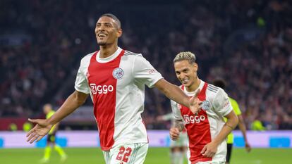 Sebastian Haller celebra haber marcado el cuarto gol del Ajax contra el Borussia Dortmund.